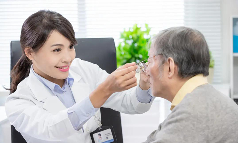 剛進(jìn)入40歲，你能接受戴老花鏡嗎？