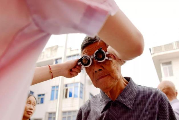 　漸進多焦鏡，三個光區(qū)完美結(jié)合，一鏡解決看遠看近