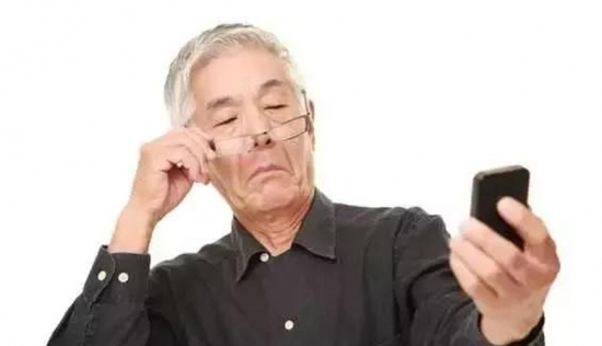 老花眼用手機(jī)發(fā)信息成了奢侈，六十歲的困惑看他怎么解決